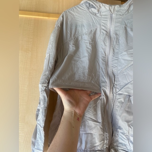 Lululemon Lightweight Hooded Packable Jacket Size Medium/ P2P 20 inches - Picture 4 of 13